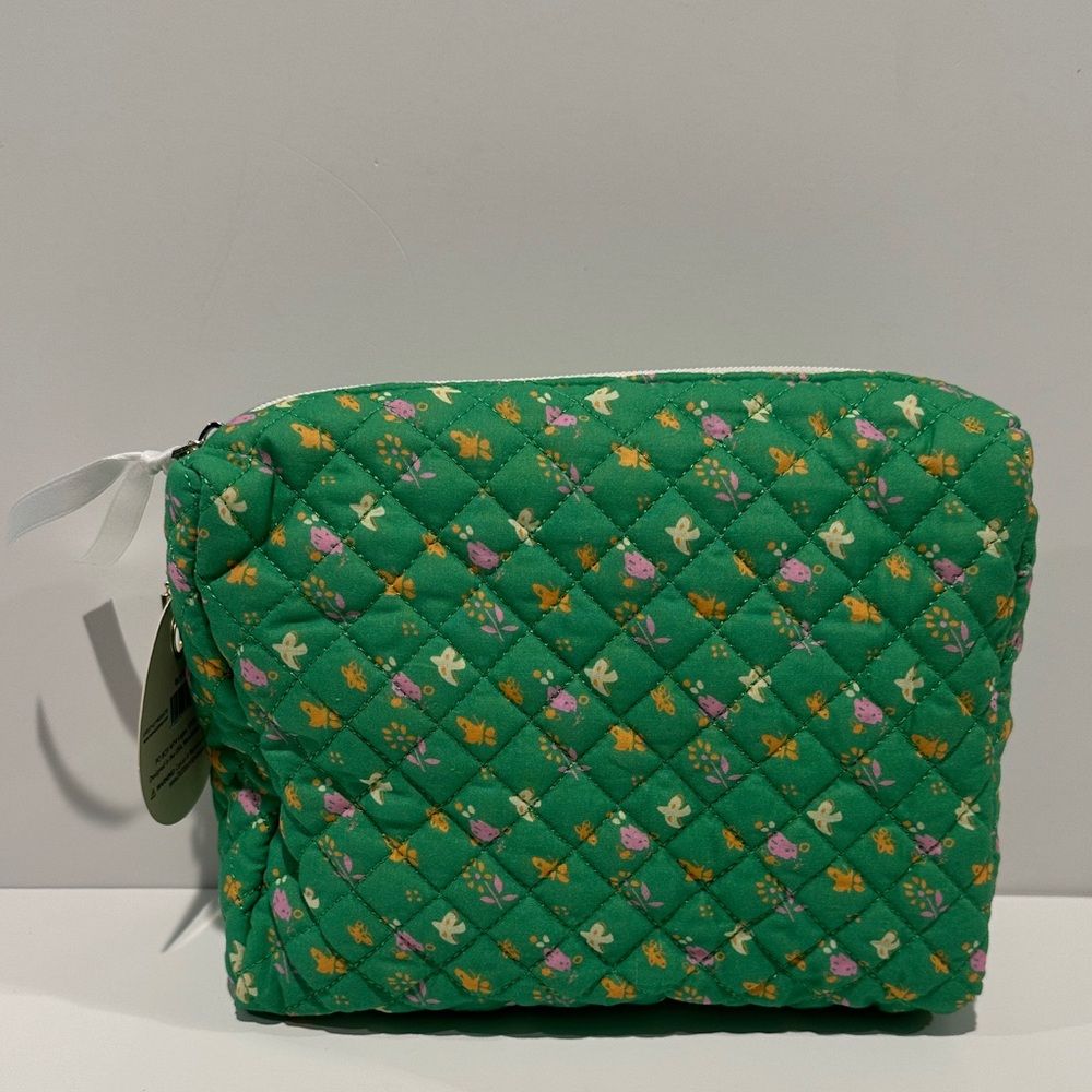 NWT Tru Beauty Quilted Washable Cosmetics Purse with Top Zipper Closure.